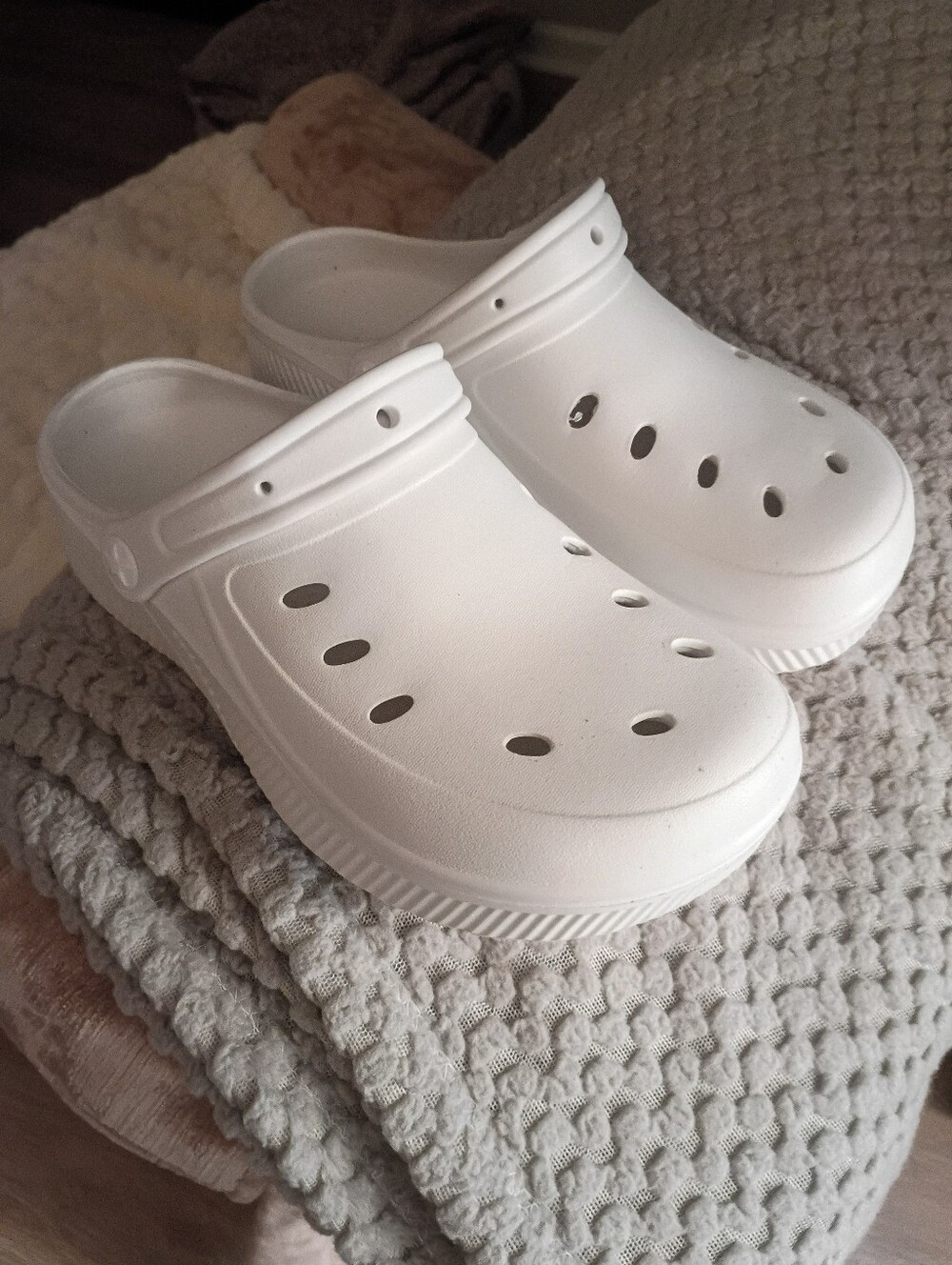 White Croc Style Shoes 7/8